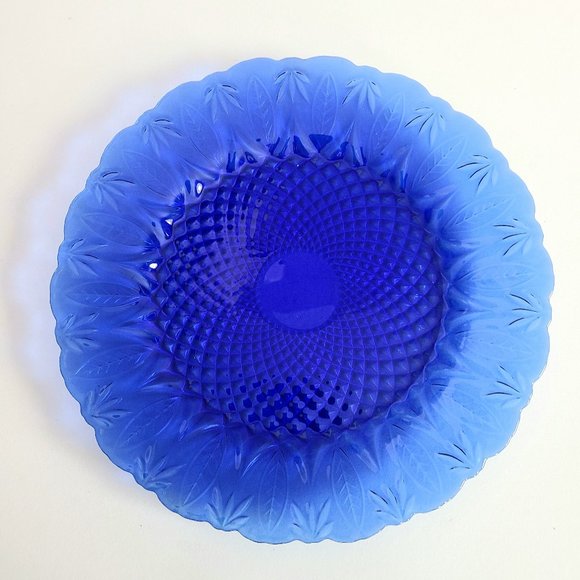 Large 10 5/8'' wide cobalt blue Royal Sapphire glass plate with leaf design. - Picture 2 of 6